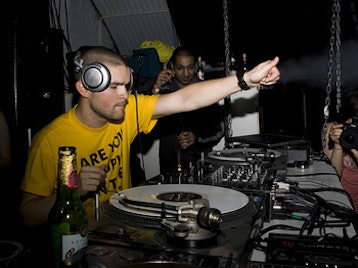 Fabriclive: Plastician + MJ Cole + Newham Generals + J:kenzo + Logan Sama + Merky Ace + El-B + Jaydrop + Marcus Intalex + Calibre + MC DRS + Alix Perez + Lenzman + Phil Tangent + MC Justyce + SP:MC + Strategy + Dusk & Blackdown + LV + Guests picture