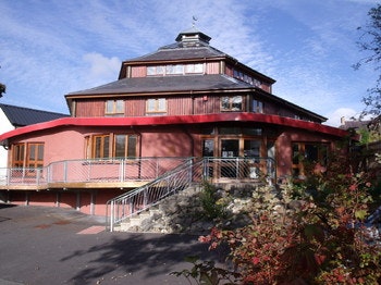 Small World Theatre / Canolfan Byd Bychan