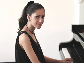 Mishka Rushdie Momen