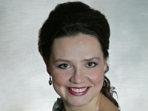 Sarah Fox appearing at this event