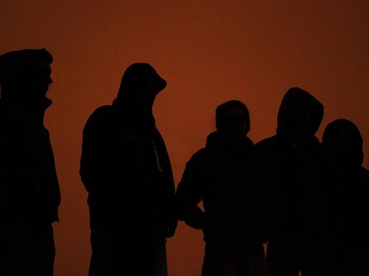 Regarde Les Hommes Tomber