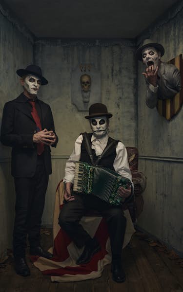 The Tiger Lillies, Laura Caldow