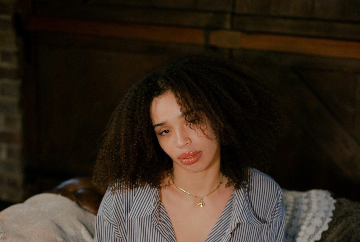 Bel Cobain appearing at this event