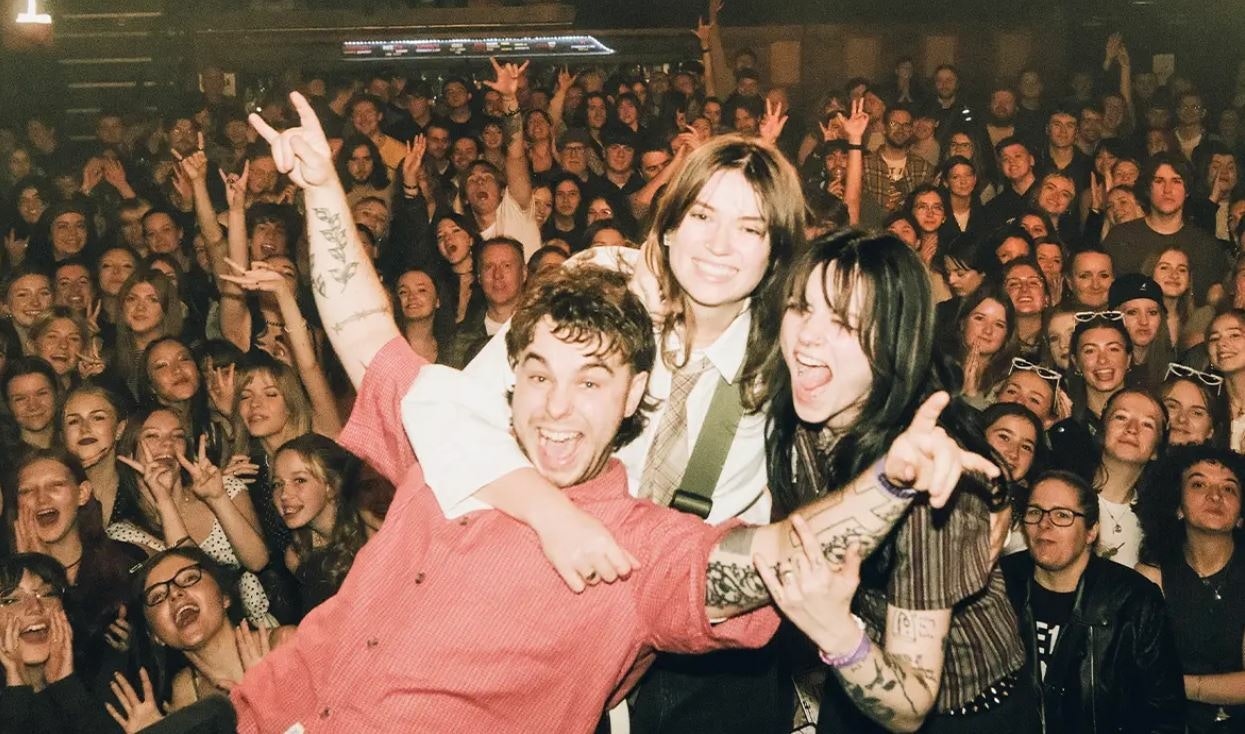 crysometimes appearing at this event