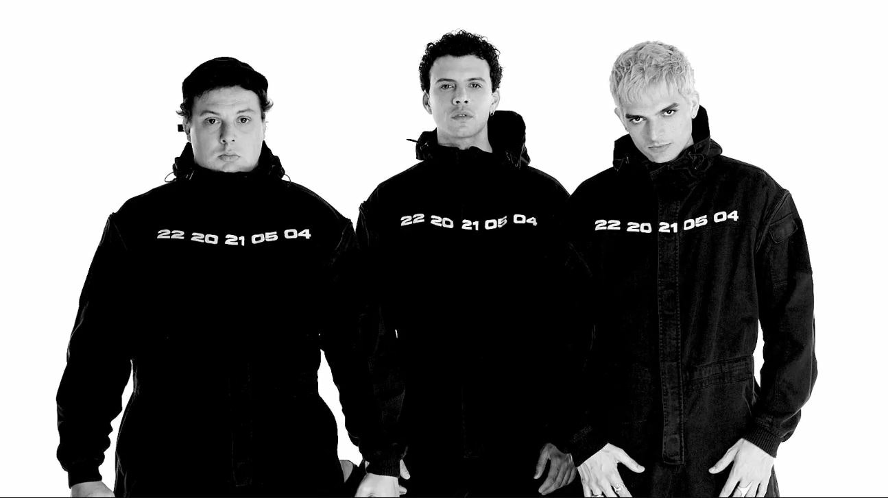 Usted Señalemelo appearing at this event